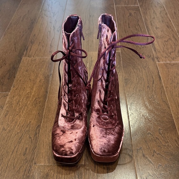 NEW Circus Velvet Lace-Up Ankle Boots in Burgundy- size 8.5 - Picture 3 of 6